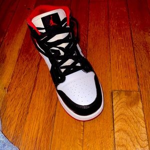 JORDAN 1 MID GYM RED SIZE 6.5Y.